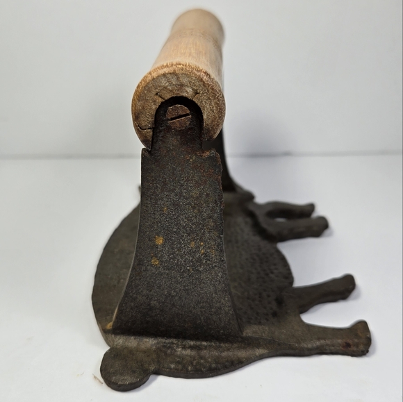 Vintage Cast Iron Bacon Press Pig Shaped Wooden Handle - Picture 6 of 7